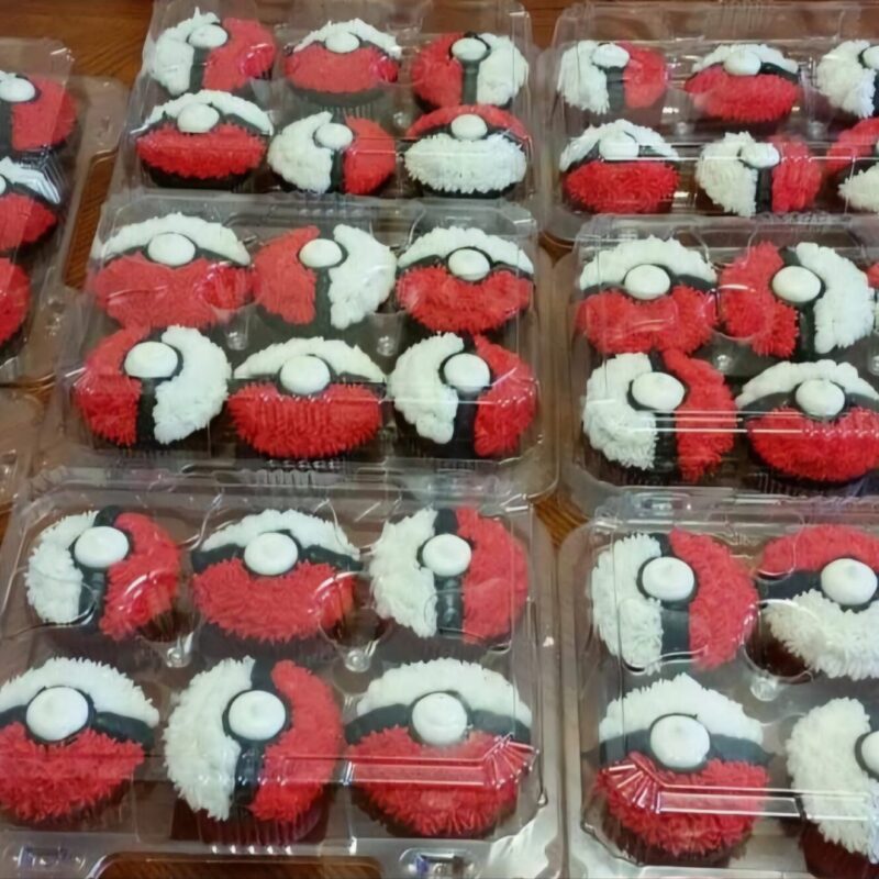 12 Poké Ball Cupcakes