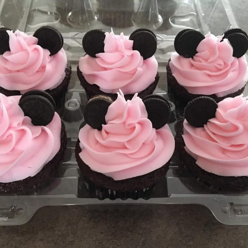 12 Minnie Mouse Cupcakes